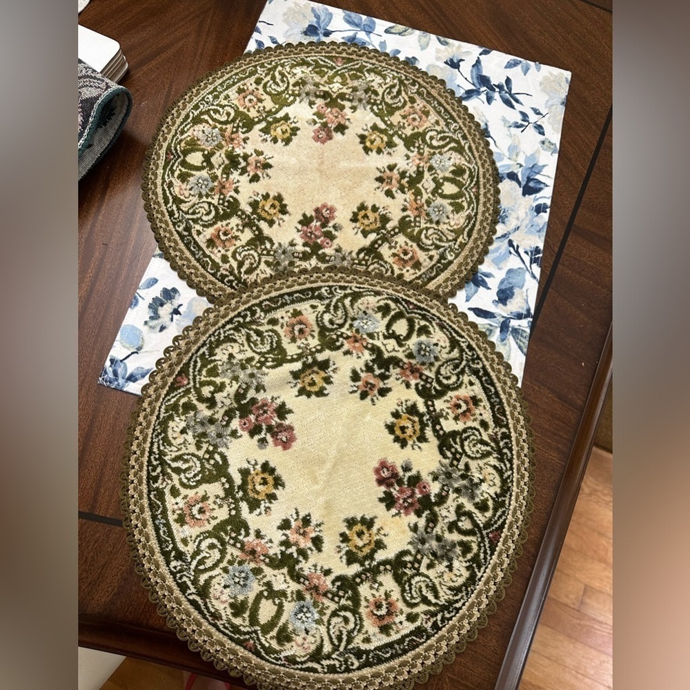 Round tapestry doilies